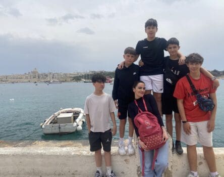 Chicos posando con monitora LK en su viaje a Malta con el colegio