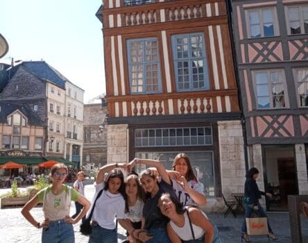 Chicas posando en un ministay en Francia en la calle