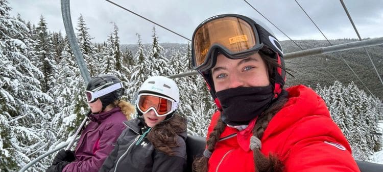 Estudiantes de LK en un teleférico en la nieve antes de practicar deportes de invierno