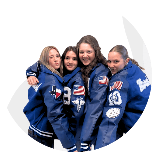 Chicas posando con su chaqueta de equipo en programa j1