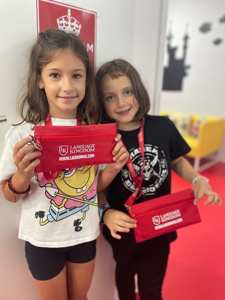 Niñas sujetando estuche LK en la Academia de Grao