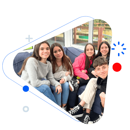 Estudiantes sentados compartiendo un momento en Cochester