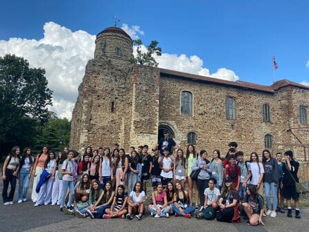 Grupo de estudiantes de un colegio posando juntos en Colchester
