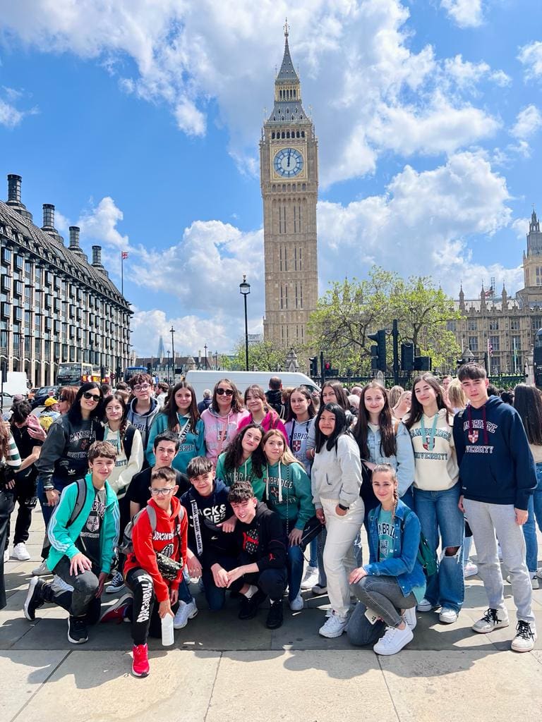 Estudiantes de ministay delante del big ben