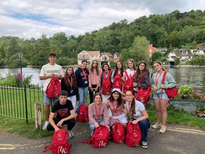 Estudiantes de Language Kingdom con sus mochilas