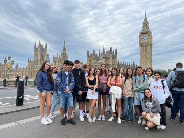 Grupo de estudiantes posando delante del Big Ben