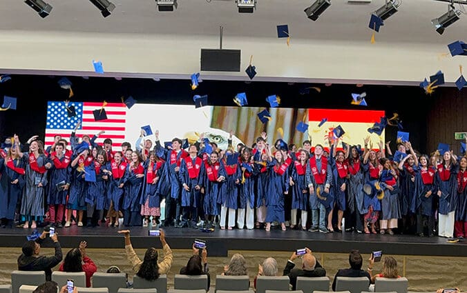 Alumnos tirando sus birretes al aire en su graduación de BDA 2024