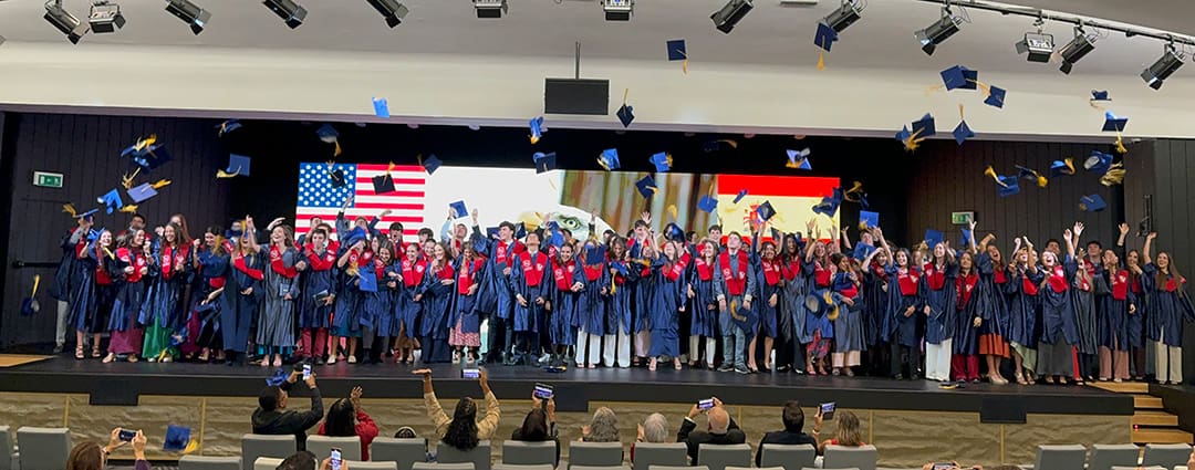 Alumnos tirando sus birretes al aire en su graduación de BDA 2024