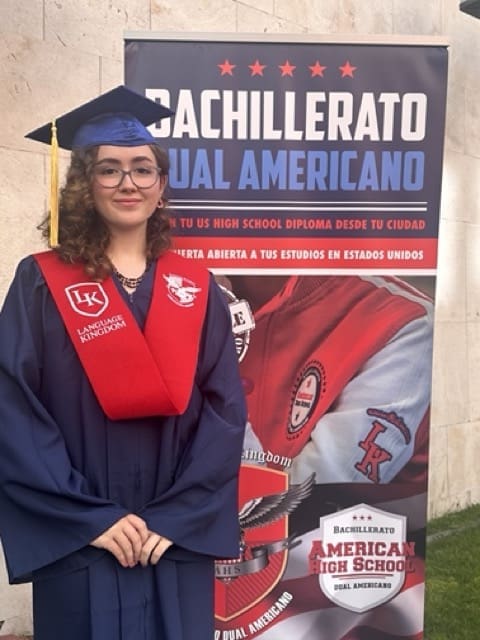 Estudiante con birrete y toga en su graduación de LK de BDA en 2024