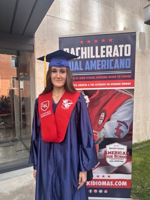 Alumna posando en la graduación de BDA 2024