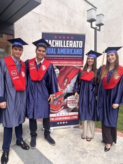 Alumnos en la graduación 2024 de bachillerato dual de LK