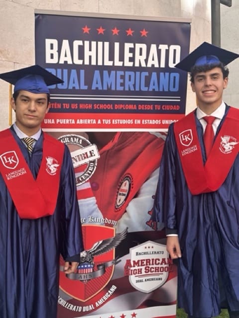Dos alumnos en la graduación 2024 de bachillerato dual