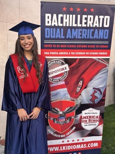 Alumna en graduación BDA de 2024