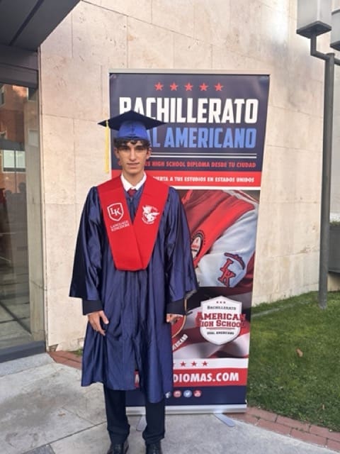 Alumno en la graduación BDA 2024
