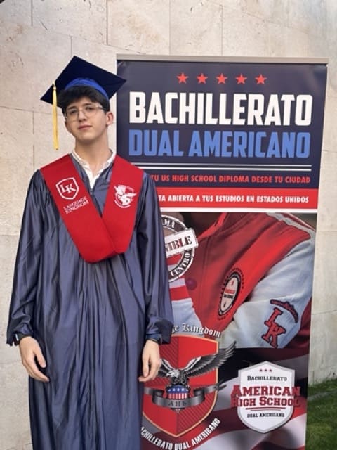 Alumno en la graduación 2024 de bachillerato americano