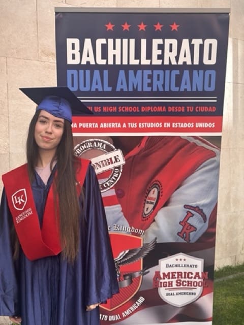 Alumna de BDA en su graduación en 2024