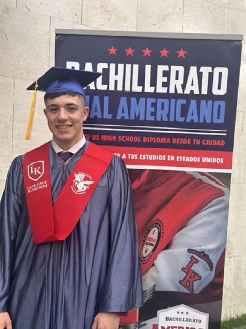 Alumno de BDA en su graduación en 2024