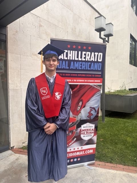 Estudiante con toga y birrete en su graduación de BDA 2024