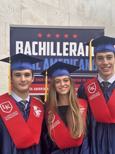 Tres estudiantes posando en su graducación de Bachillerato Dual Americano 2024