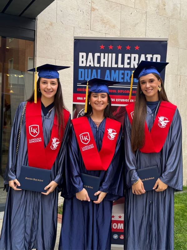 Tres estudiantes de BDA en su graduación