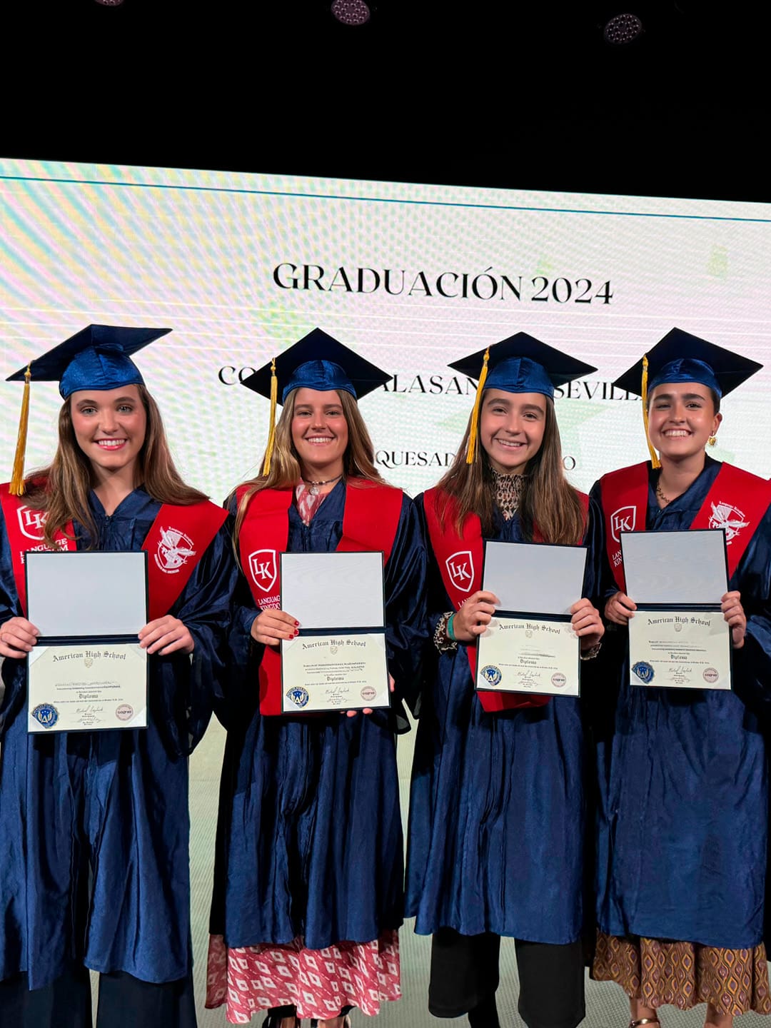 Estudiantes de bachillerato dual sujetando su diploma en la graduación 2024 de LK