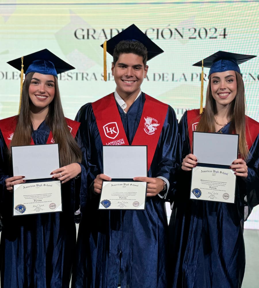 Estudiantes posando con diploma de BDA en su graduación