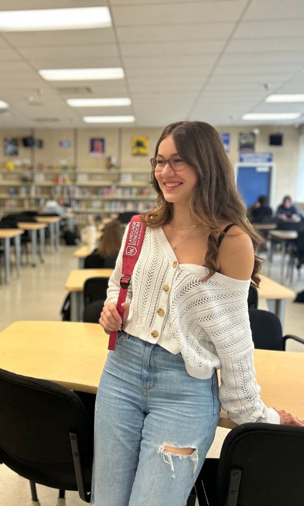 Estudiante de LK en Canadá en clase con su mochila
