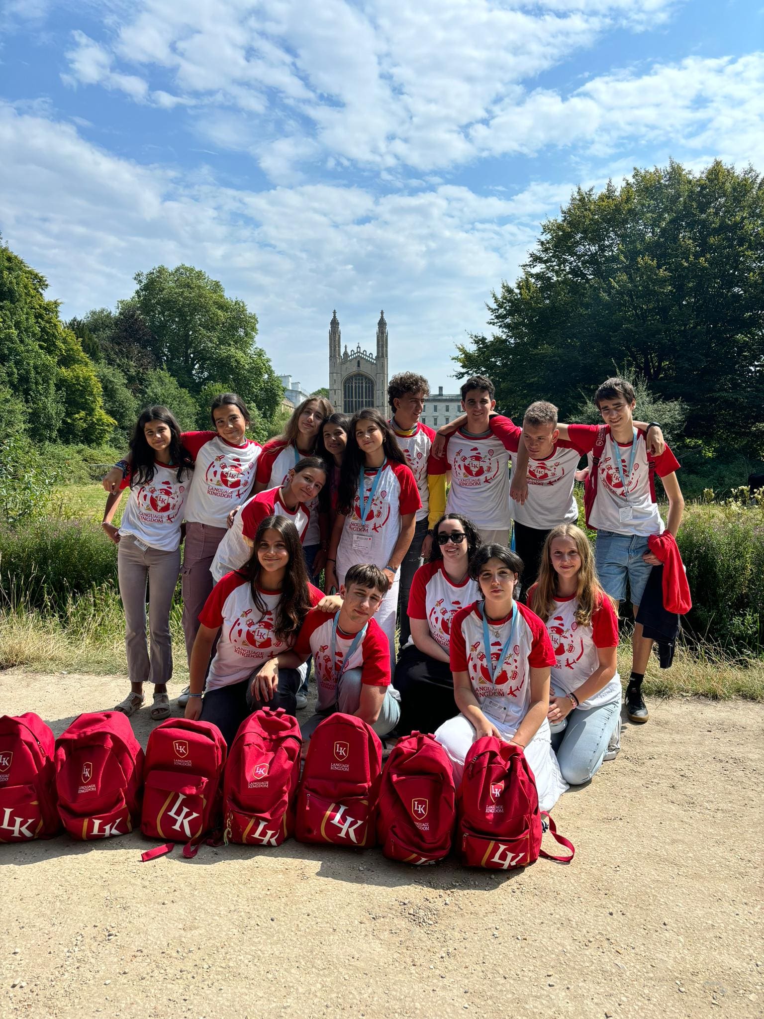 Grupo de estudiantes de Language Kingdom con posando frente a un paisaje natural con la capilla de King's College en Cambridge al fondo, durante su programa académico.