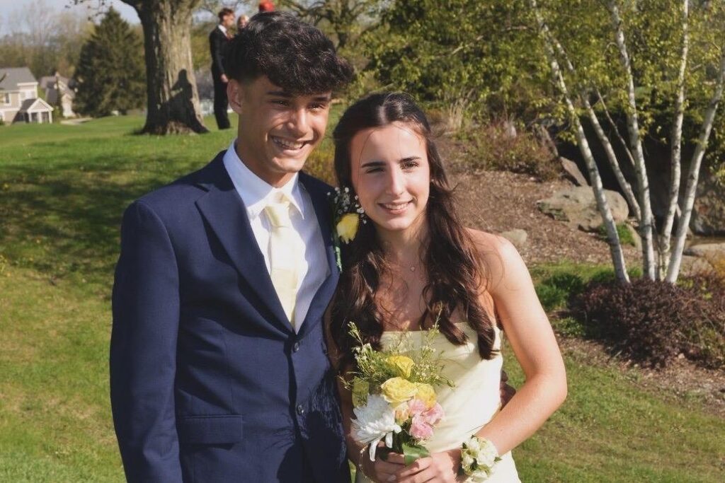 Pareja de estudiantes vestidos de gala antes del baile de graduación de su high school