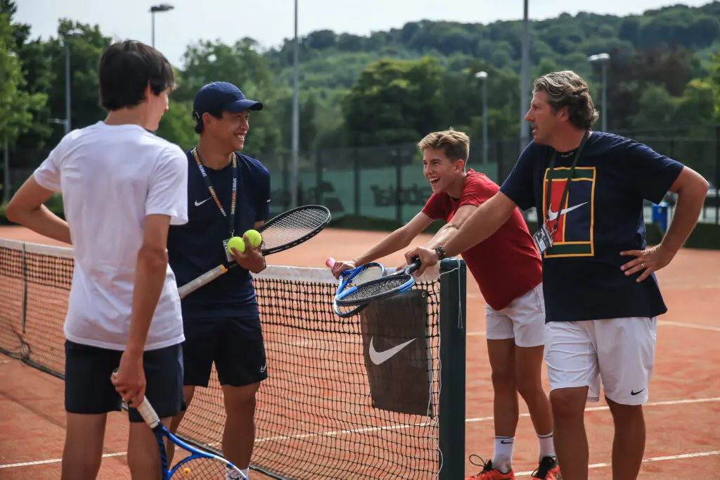 Entrenamiento en un campamento de verano de tenis