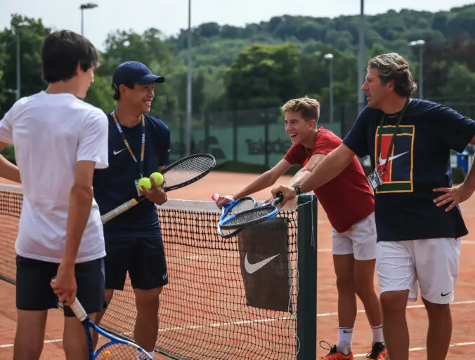 Entrenamiento en un campamento de verano de tenis