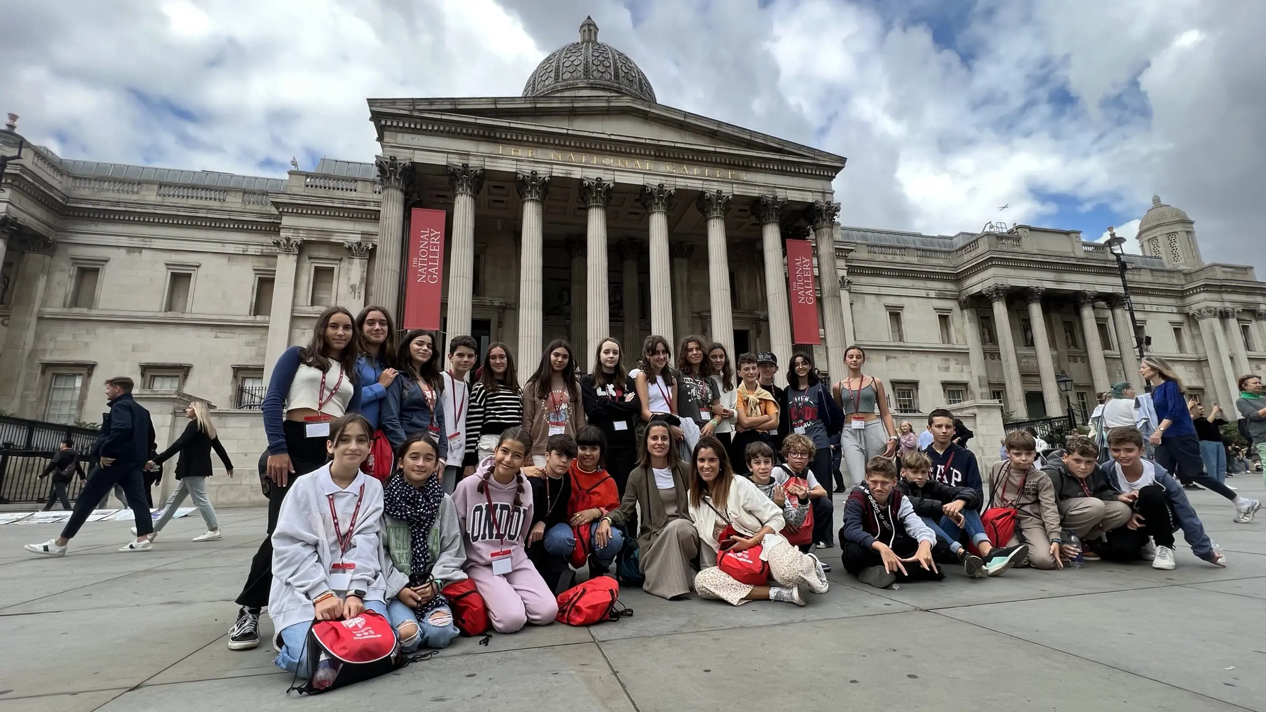 Jóvenes escolares frente al museo de Londres