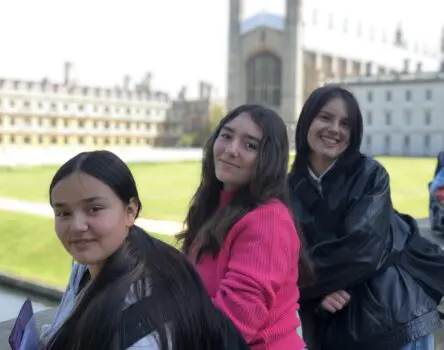 Tres estudiantes de un ministay en Cambridge posando frente a King College