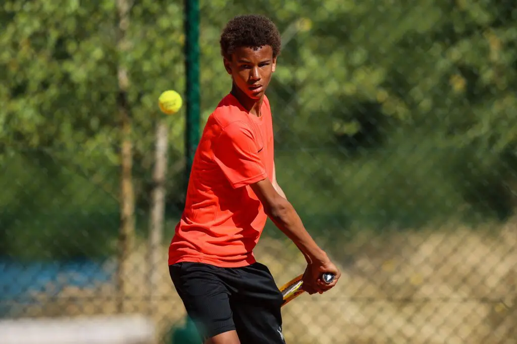 Programa de tenis jóvenes, alumno practicando