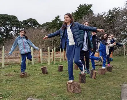 Realizando actividades en un programa de intercambio con una escuela en el extranjero