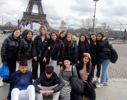 Frente a la Torre Eiffel