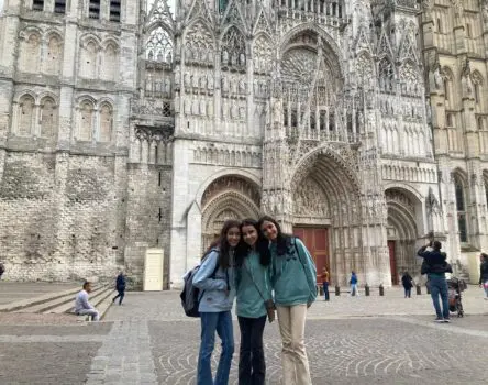 Tres estudiantes de LK posando frente a la Catedral en Rouen