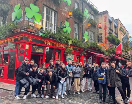 Jóvenes en el Temple Bar, una imagen icónica de los ministays de Irlanda