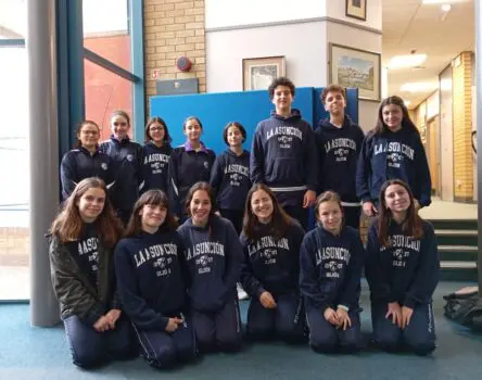 Con el uniforme en una integración escolar