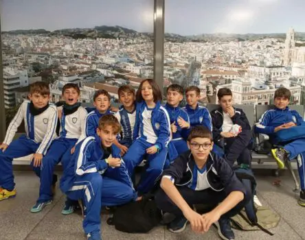 Chicos con uniforme en una integración escolar