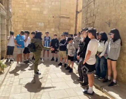 Estudiantes escuchando a guía en ministay LK en Malta