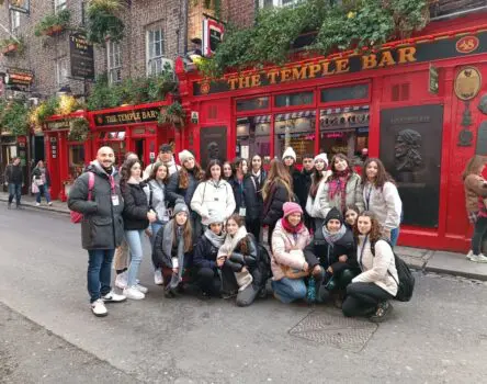 Estudiantes con monitor frente a The Temple Bar en viaje ministay