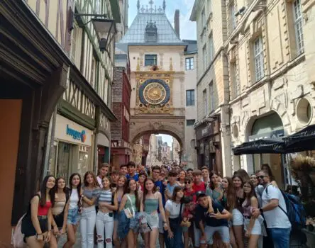 Grupo de ministay en Francia posando en un tour por la ciudad