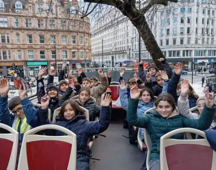 Chicos en un autobús de excursión en una extraescolar