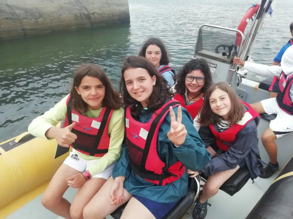 Chicas en una actividad acuática en un campamento de verano en inglés en Galicia