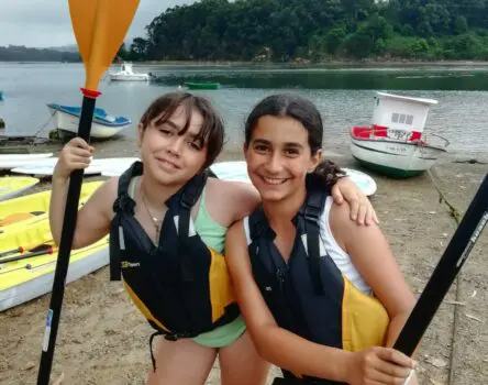 Niñas posando con sus palas antes de practicar actividad acuática