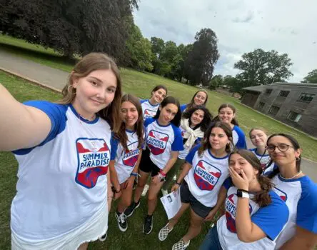 Amigos de un programa de verano posando con sus camisetas LK