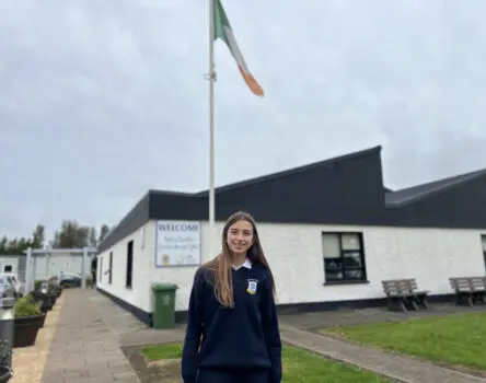 Alumna española delante de bandera irlandesa en el país