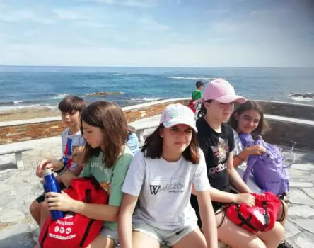 niños frente al mar con sus mochilas LK