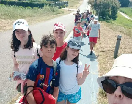 Monitora acompañando a niños del campamento